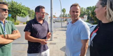 García y otros compañeros de Adelante a las puertas de la Base Naval / FOTO: Adelante