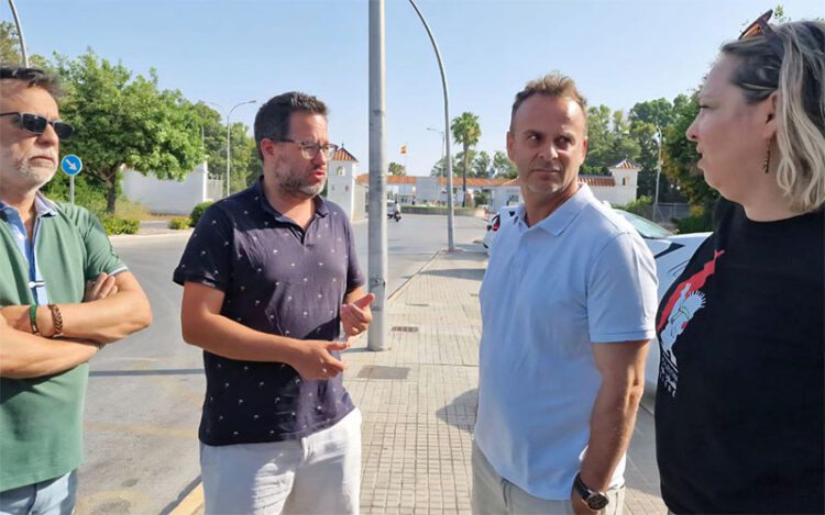 García y otros compañeros de Adelante a las puertas de la Base Naval / FOTO: Adelante