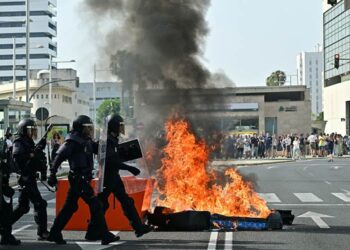 Barricada en la avenida de la Sanidad Pública durante la jornada más caliente de la huelga / FOTO: Eulogio García