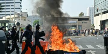 Barricada en la avenida de la Sanidad Pública durante la jornada más caliente de la huelga / FOTO: Eulogio García