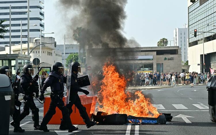 Barricada en la avenida de la Sanidad Pública durante la jornada más caliente de la huelga / FOTO: Eulogio García