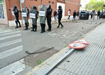 Antidisturbios enfrentados a manifestantes en Loreto / FOTO: Eulogio García