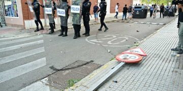 Antidisturbios enfrentados a manifestantes en Loreto / FOTO: Eulogio García