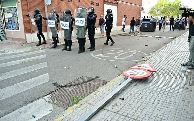 Antidisturbios enfrentados a manifestantes en Loreto / FOTO: Eulogio García