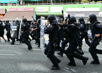 Antidisturbios corriendo detrás de los manifestantes por la avenida / FOTO: Eulogio García