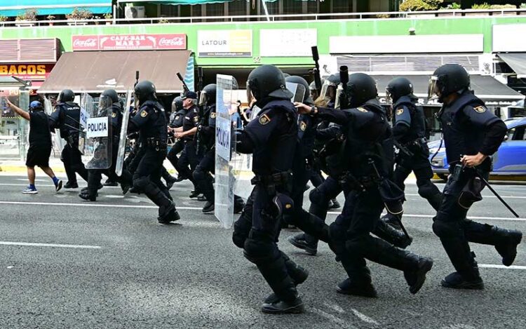 Antidisturbios corriendo detrás de los manifestantes por la avenida / FOTO: Eulogio García