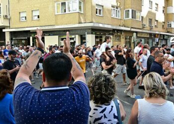 Aplausos a los huelguistas / FOTO: Eulogio García