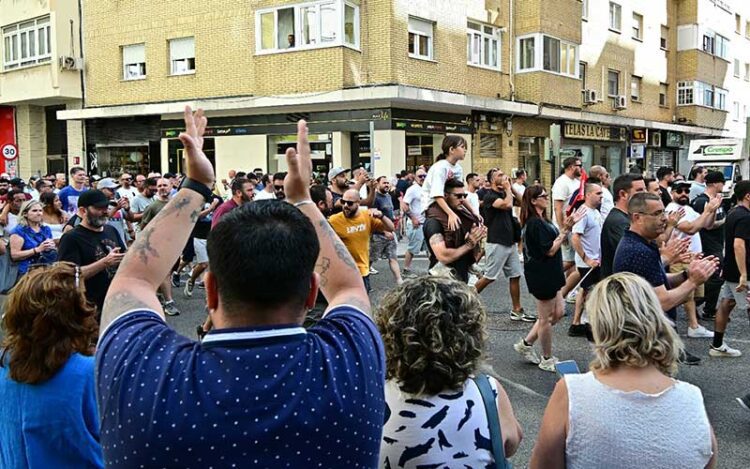 Aplausos a los huelguistas / FOTO: Eulogio García