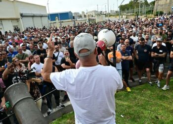 Asamblea de trabajadores a las puertas de Navantia Cádiz  durante la huelga/ FOTO: Eulogio García