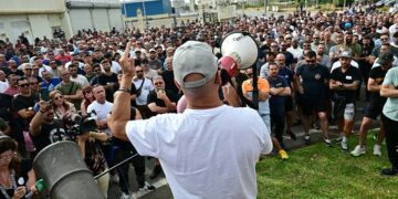 Asamblea de trabajadores a las puertas de Navantia Cádiz  durante la huelga/ FOTO: Eulogio García