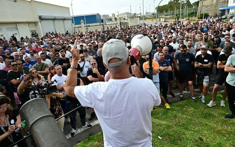 Asamblea de trabajadores a las puertas de Navantia Cádiz durante la huelga/ FOTO: Eulogio García