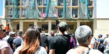 Una de las movilizaciones durante la huelga frente a la sede de UGT y CCOO / FOTO: Eulogio García