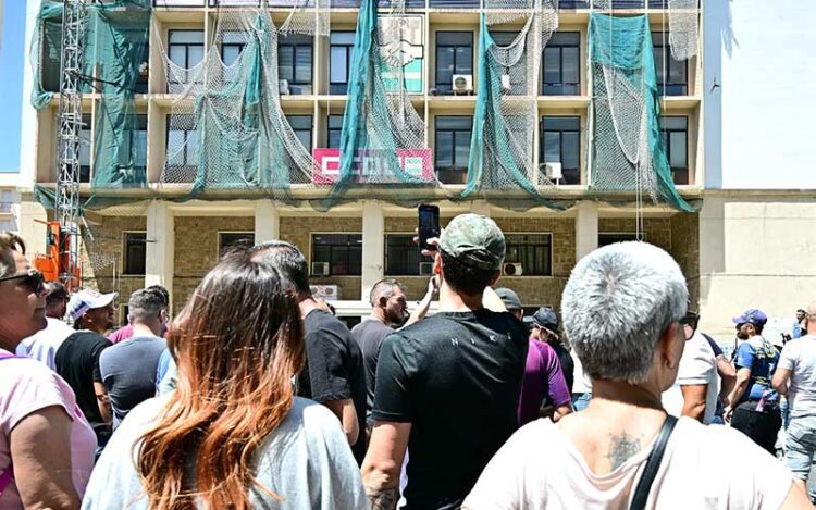 Una de las movilizaciones durante la huelga frente a la sede de UGT y CCOO / FOTO: Eulogio García