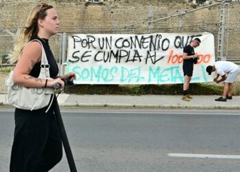 Pancarta colgada en la avenida de astilleros de Cádiz durante el conflicto / FOTO: Eulogio García