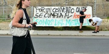 Pancarta colgada en la avenida de astilleros de Cádiz durante el conflicto / FOTO: Eulogio García