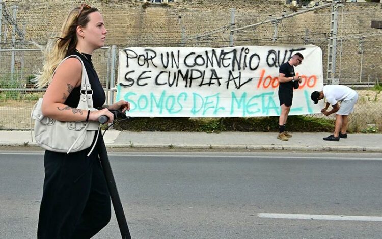 Pancarta colgada en la avenida de astilleros de Cádiz durante el conflicto / FOTO: Eulogio García