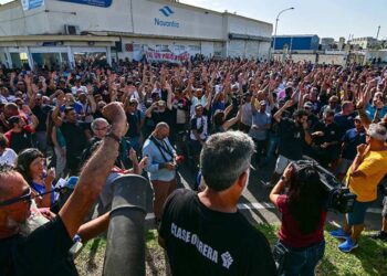 Asamblea de trabajadores en la mañana del viernes / FOTO: Eulogio García