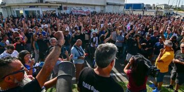 Asamblea de trabajadores en la mañana del viernes / FOTO: Eulogio García