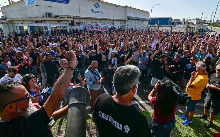 Asamblea de trabajadores en la mañana del viernes / FOTO: Eulogio García