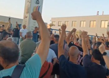 Cientos de trabajadores en la asamblea promovida por CGT y CTM / FOTO: @TeresaRodr_