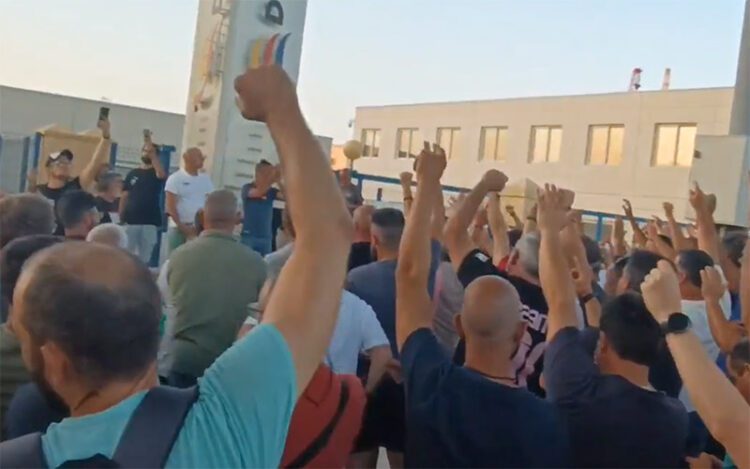 Cientos de trabajadores en la asamblea promovida por CGT y CTM / FOTO: @TeresaRodr_