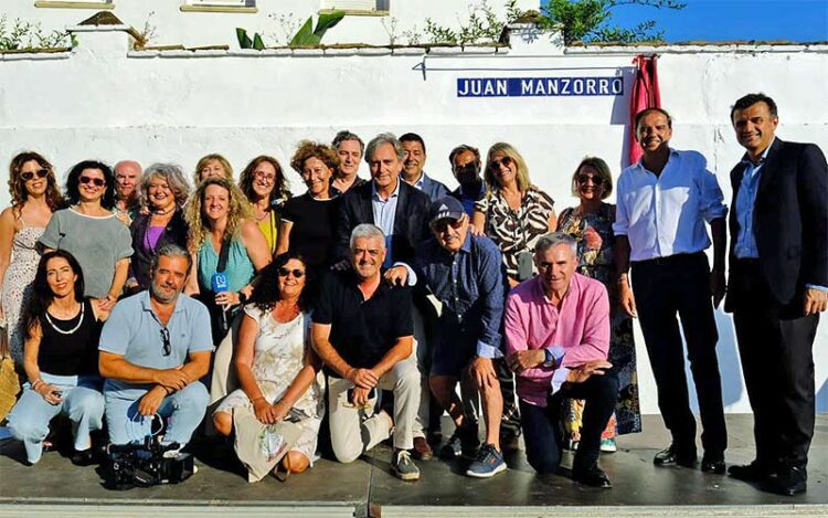 Posado junto al rótulo con compañeros de Canal Sur / FOTO: RTVA