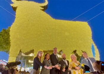 Brindando en la inauguración de la feria / FOTO: Ayto.