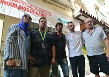 Inquilinos y Sindicato de Inquilinas a las puertas de la finca / FOTO: Eulogio García