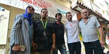 Inquilinos y Sindicato de Inquilinas a las puertas de la finca / FOTO: Eulogio García