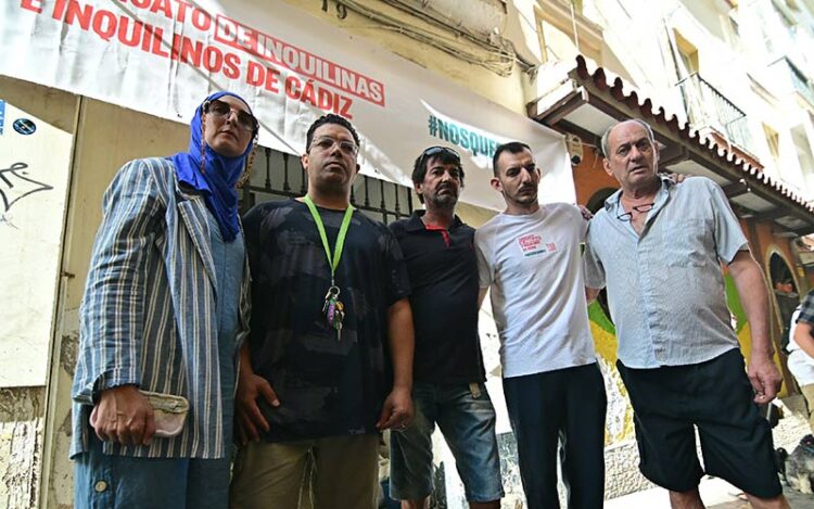 Inquilinos y Sindicato de Inquilinas a las puertas de la finca / FOTO: Eulogio García