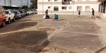 Vecinos eliminando las malas hierbas de la zona / FOTO: cedida