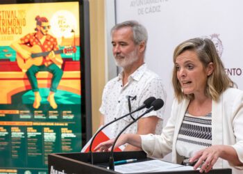 La concejala junto al director de Teatros de Cádiz / FOTO: Ayto.