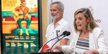 La concejala junto al director de Teatros de Cádiz / FOTO: Ayto.