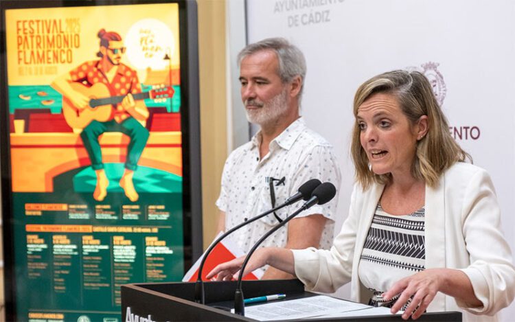 La concejala junto al director de Teatros de Cádiz / FOTO: Ayto.