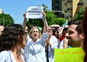 Doctora desahogándose en la manifestación de Cádiz / FOTO: Eulogio García