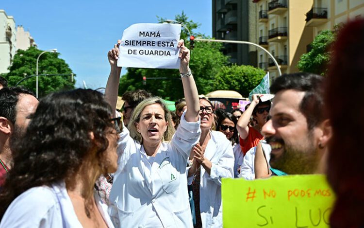 Doctora desahogándose en la manifestación de Cádiz / FOTO: Eulogio García