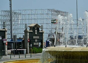 Avanza el montaje del escenario en el muelle / FOTO: Eulogio García