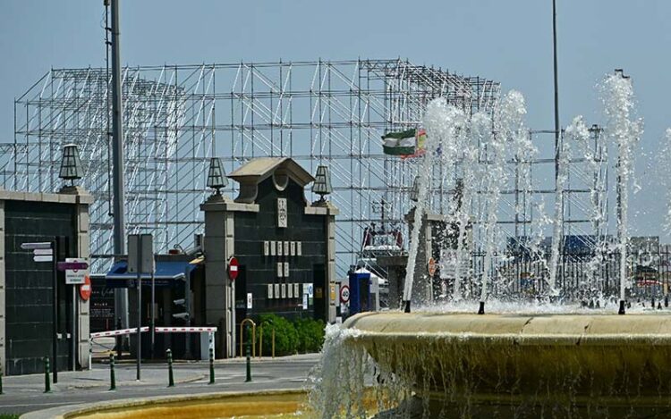 Avanza el montaje del escenario en el muelle / FOTO: Eulogio García