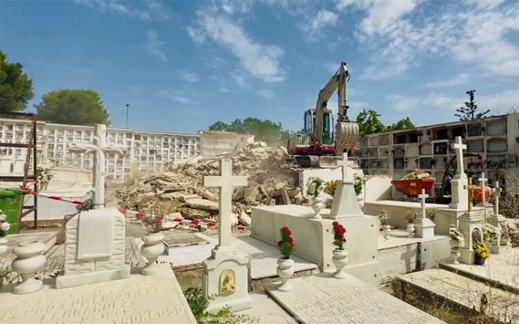 Las máquinas ya trabajan en el camposanto / FOTO: Ayto.