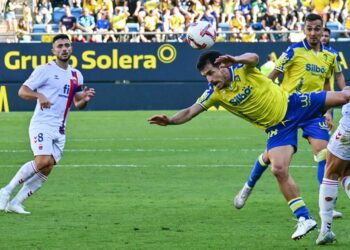 Ortuño, con el 8, pisando el Nuevo Mirandilla el último curso con la camiseta del Eldense / FOTO: Eulogio García