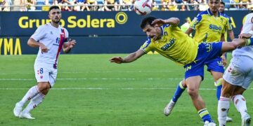 Ortuño, con el 8, pisando el Nuevo Mirandilla el último curso con la camiseta del Eldense / FOTO: Eulogio García