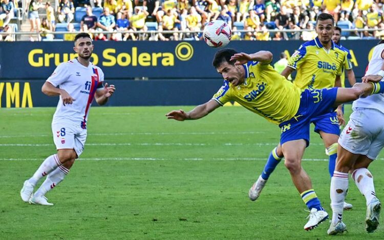 Ortuño, con el 8, pisando el Nuevo Mirandilla el último curso con la camiseta del Eldense / FOTO: Eulogio García