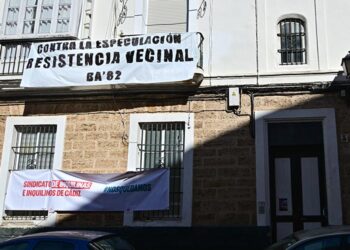 Vecinos de una finca de la plaza del Falla frente a las presiones para que se vayan / FOTO: Eulogio García