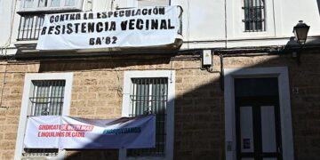 Vecinos de una finca de la plaza del Falla frente a las presiones para que se vayan / FOTO: Eulogio García