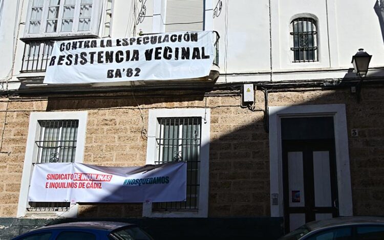 Vecinos de una finca de la plaza del Falla frente a las presiones para que se vayan / FOTO: Eulogio García