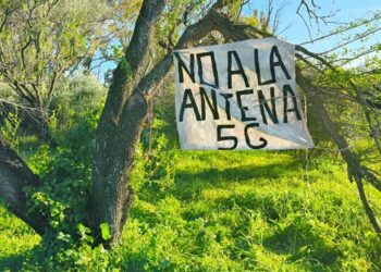 Pancarta rechazando más antenas de telefonía / FOTO: AVV La Coquina