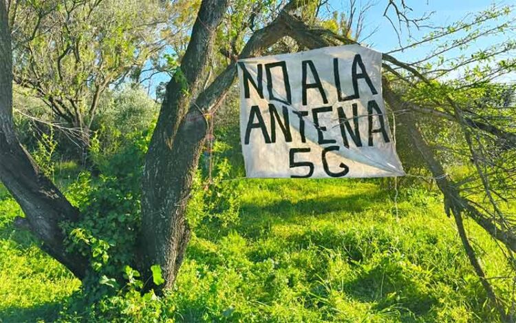 Pancarta rechazando más antenas de telefonía / FOTO: AVV La Coquina