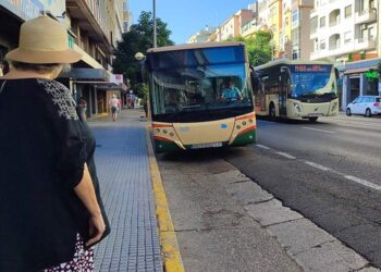 Esperando el bus en la avenida / FOTO: Eulogio García