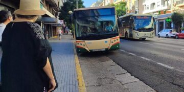 Esperando el bus en la avenida / FOTO: Eulogio García