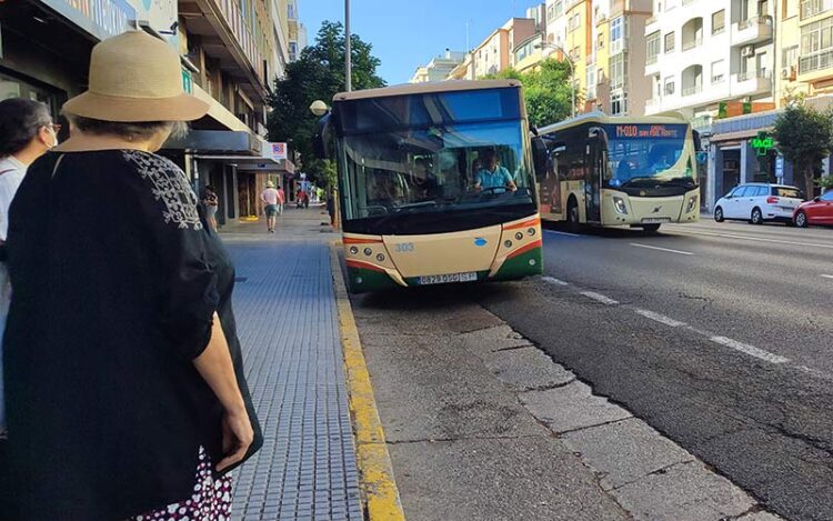 Esperando el bus en la avenida / FOTO: Eulogio García